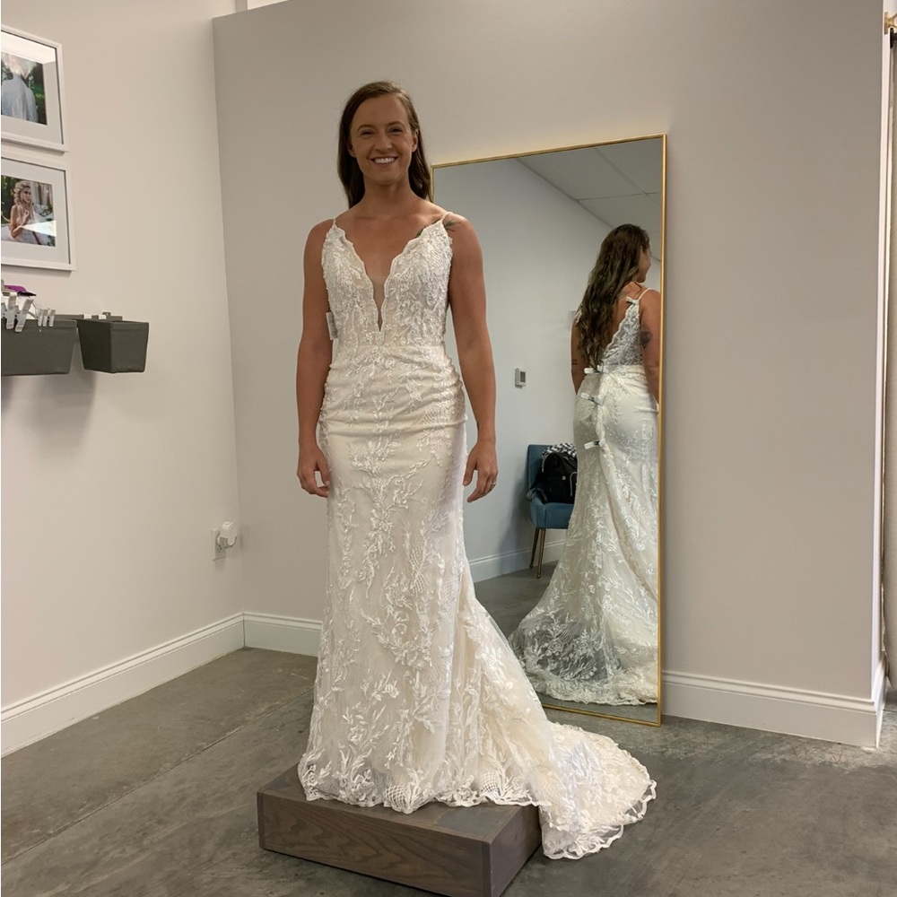 MOTIVATED TO SELL - Wedding dress and veil - Picture 4 of 7